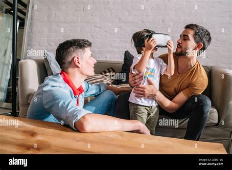 Couple Gay Et Leurs Enfants Jouant Des Jeux Vid O Avec Des Lunettes