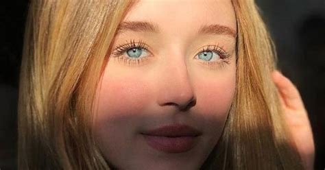 Hot girl gây náo loạn mạng xã hội vì sở hữu đôi mắt xanh đẹp tuyệt trần