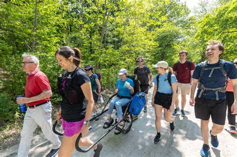 Personnes En Situation De Handicap Affronter Les Sentiers En Jo Lette