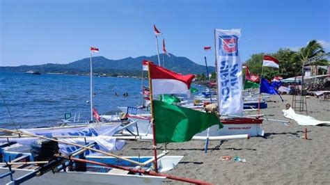 Nelayan Ikut Lomba Perahu Layar Tradisional Di Manado Sulawesi