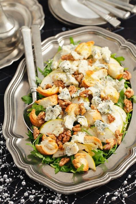 Salat mit Birne Rucola Nüssen und Gorgonzola Rezept EAT SMARTER