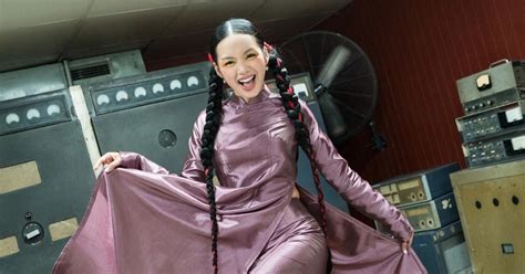 Hot girl Vietnam Idol Giana phá cách với giày trượt patin và áo dài Báo Dân trí