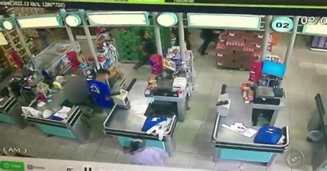 G1 Vídeo mostra ação de criminosos durante assalto em supermercado