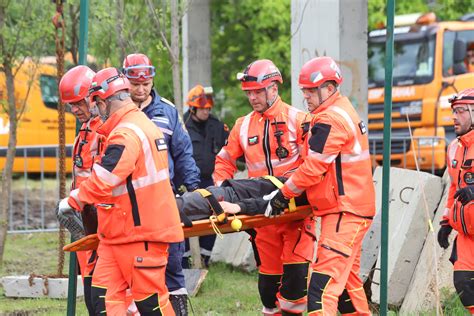 Полево учение показа как работят службите при земетресение в София ...