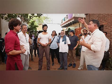 Picture Of Srk With Vicky Kaushal His Father Sham Kaushal From Dunki