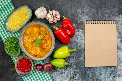 Vista Superior Sabrosa Sopa De Fideos Con Ajo Y Verduras En La Mesa