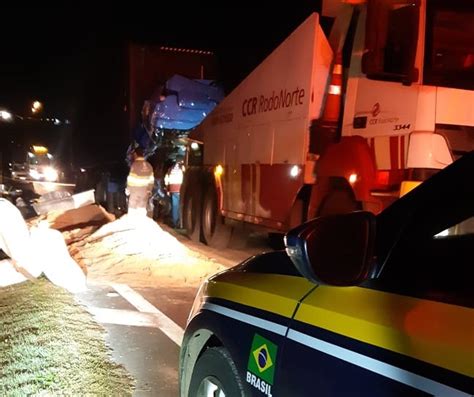 Acidente Entre Dois Caminh Es Deixa Uma Pessoa Morta Na Br Em