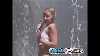 Parpadeando En La Fuente Del Parque XVIDEOS