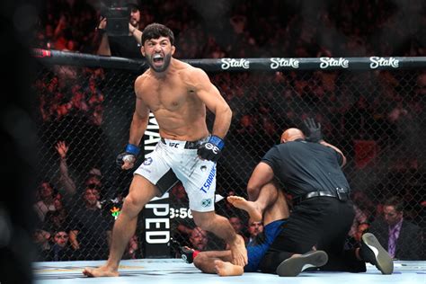 Arman Tsarukyan Delivers Stunning Knockout Victory Over Beneil Dariush