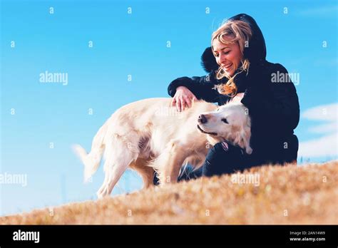 Jolie Fille Blonde Et Son Chien Banque De Photographies Et Dimages Haute R Solution Alamy