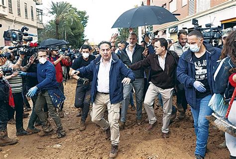 GRITAN Y LANZAN BARRO A LOS REYES DE ESPAÑA Y AL PRESIDENTE SÁNCHEZ