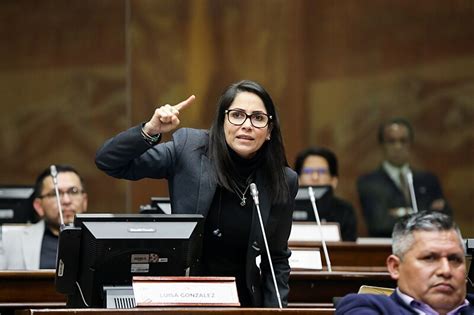 Candidata Corre Sta Aventaja En Los Comicios Presidenciales En Ecuador