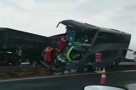 Acidente entre ônibus e carreta causa morte de dois passageiros