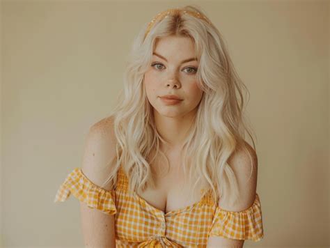Photo Waist High Shot Blonde Woman With Natural Makeup Perfectly