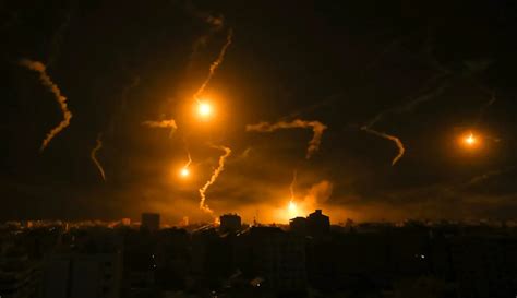 Suar Pasukan Israel Terangi Langit Malam Kota Gaza Foto Liputan6