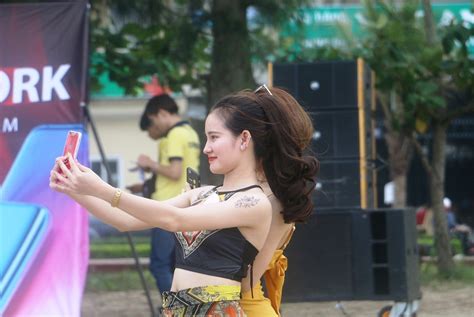 Ng M Hot Girl Khoe D Ng Ch P Nh T I Bi N S M S N D P Ngh L