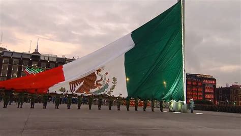 VIDEO Izan a media asta bandera del Zócalo en honor a víctimas de