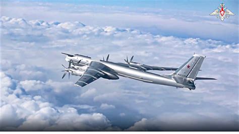 925 kmph की स्पीड, पलक झपकते ही दुश्मन खल्लास! खूंखार है रूस का Tu-95 ...