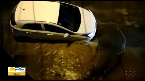 Vídeo Carro cai em buraco aberto por vazamento de água no Recife Bom