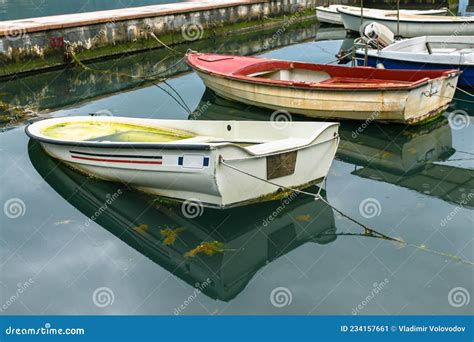 Viejos Botes Rojos Y Blancos Amarrados Con Cuerdas En El Puerto Agua