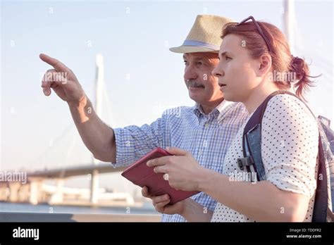 Spiega La Mappa Delle Guide Turistiche Immagini E Fotografie Stock Ad