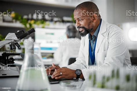 ahli biologi ilmuwan laptop  laboratorium  bahagia