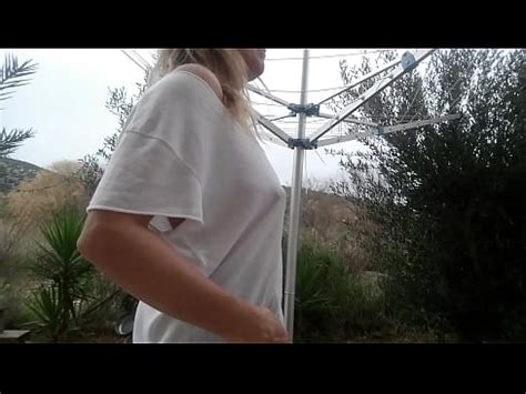 nippleringlover milf clignotant énormes tétons percés à l extérieur tandis que le voisin est à