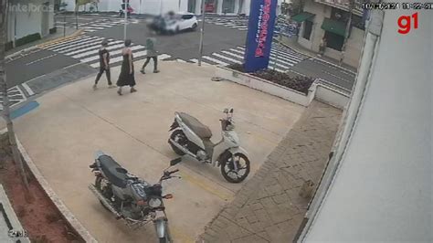 V Deo Piloto E Garupa Voam Ap S Carro Atingir Motocicleta Em Birigui