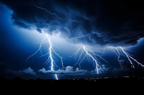 Rayos relámpago cargan energía eléctrica trueno en el cielo nocturno