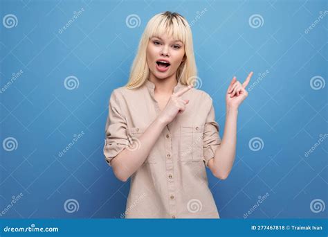 Surprise Jeune Femme Blonde Montre Sa Main Vers Le Mur Photo Stock Image Du Coiffure