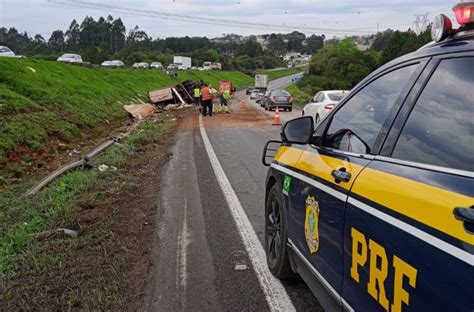 Carreta Tomba E Deixa Tr Nsito Lento Na Br