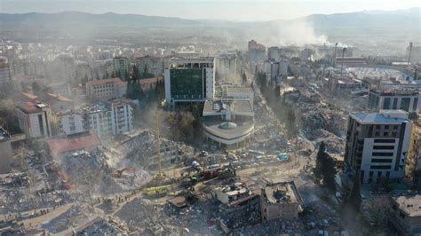 Köşe yazarları Türkiye yi yasa boğan deprem felaketini yazdı İktidar