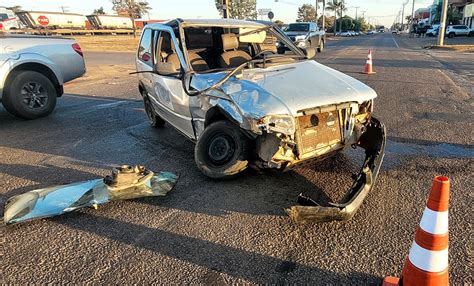 Colisão entre veículos na via lateral da BR 163 em Sinop deixa um