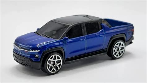 Машинка Базова Hot Wheels Silverado EV RST Green Speed HRY Blue купити в інтернет