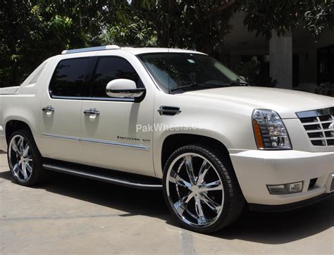 Cadillac Escalade EXT Photos and Specs. Photo: Escalade EXT Cadillac how mach and 25 perfect ...