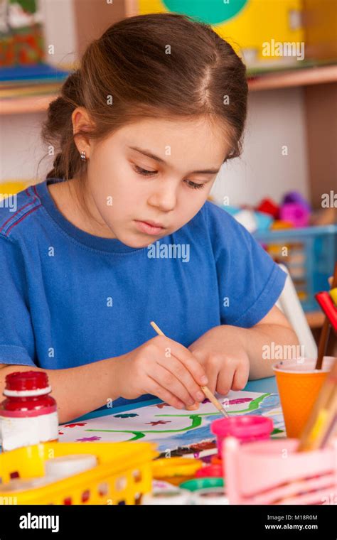 Kleine Schüler Kinder Malen Im Kunst Schule Klasse Stockfotografie Alamy