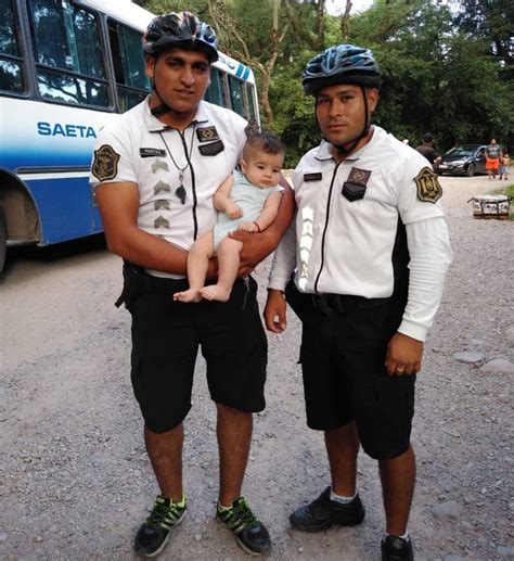 Dos Bicipolicías le salvaron la vida a un bebé cuando se ahogaba en San