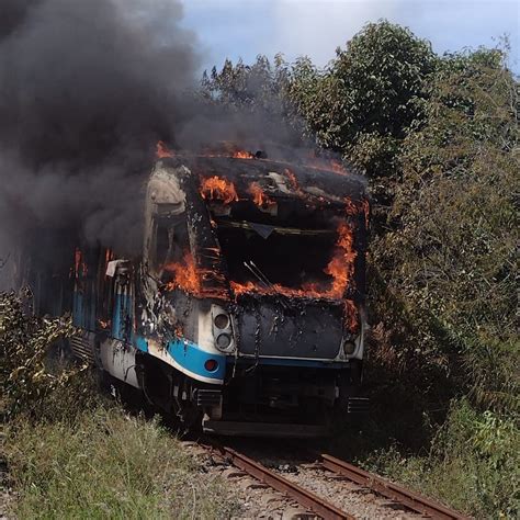 VLT Pega Fogo E Passageiros Caminham Entre Os Trilhos No Sistema Do