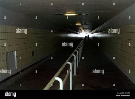 Dunkle U Bahn Passage Im Gange Unterirdische Tunnel Mit Zwei Paar