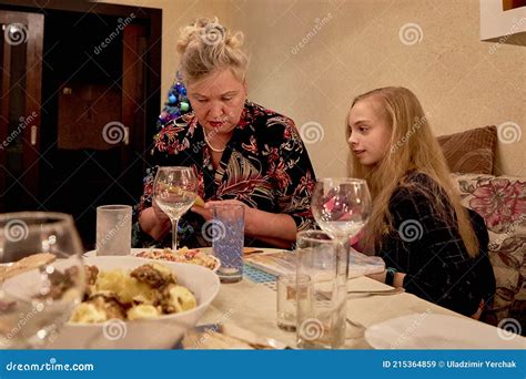 Anniversaire D une Fille De 12 Ans Grand mère Lui Fait Un Cadeau à La