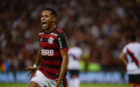 Dirigente do Flamengo confirma oferta de clube inglês por Lázaro e