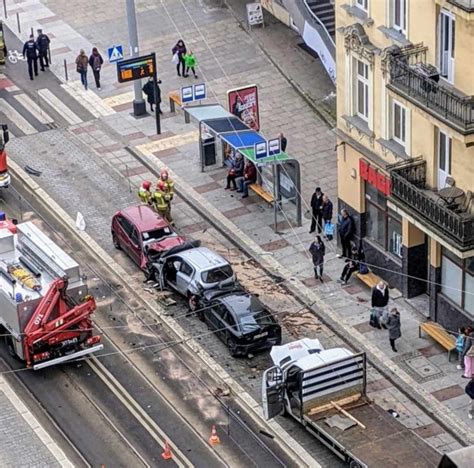 Czarny piątek na drogach Szczecina Cztery auta zderzyły się w al