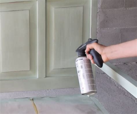 La solución para pintar un mueble de madera rica en taninos con chalk paint