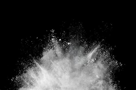 Explosion De Poudre Blanche Sur Fond Noir Photo Premium