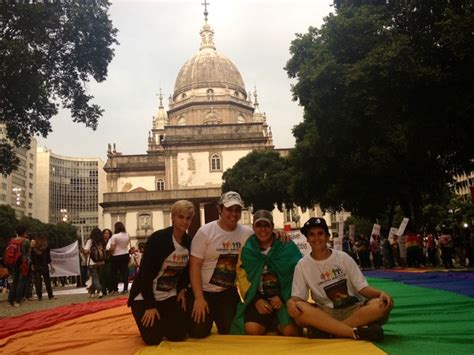 G Manifestantes Contra Cura Gay Se Re Nem Na Candel Ria No Rio