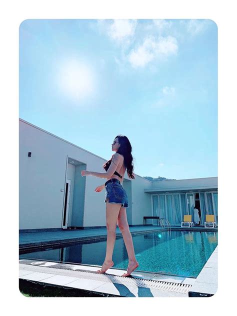 Midu khoe dáng với bikini bên ghế hồ bơi Grossfillex 5giay