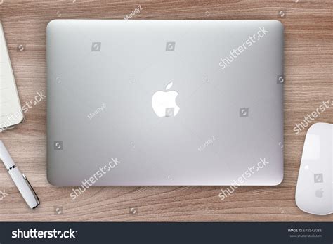 205 Closed Macbook Images Stock Photos And Vectors Shutterstock