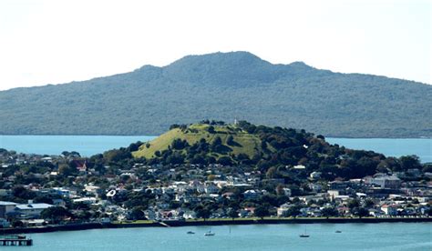 Explore Auckland Volcanic Field - Guided Kayaking Tours