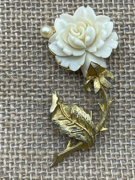 Vintage Marvella Brushed Gold Tone And Cream Blossom Gem