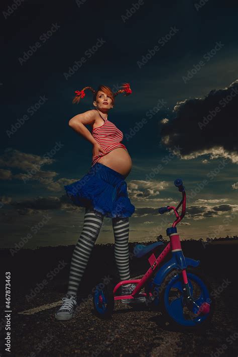 Foto De Happy Pregnant Pippi Longstocking Having Fun During The Walk In